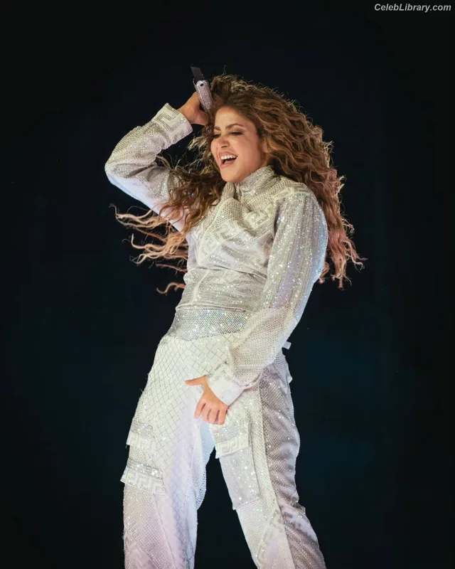 Shakira photo 17 of 1543