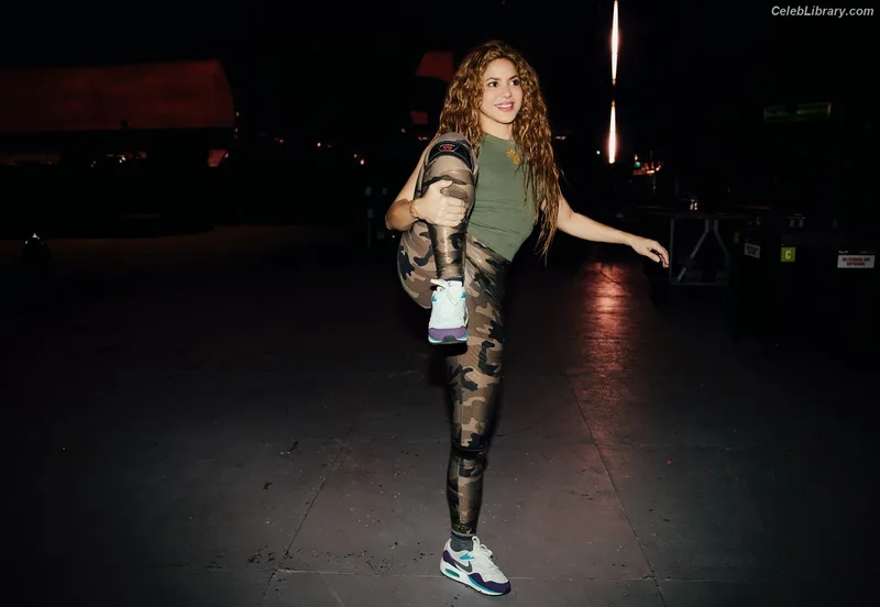 Shakira photo 2 of 1543