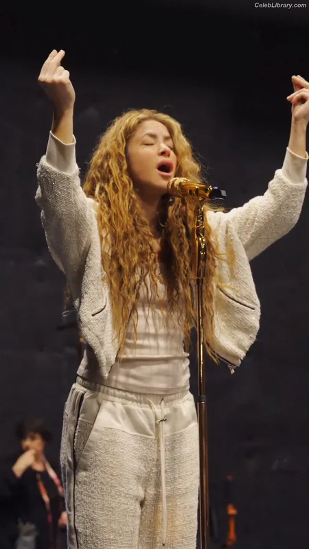 Shakira photo 18 of 1543