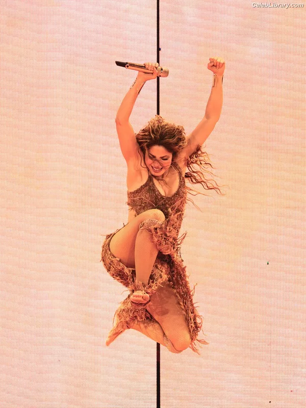 Shakira photo 3 of 1543