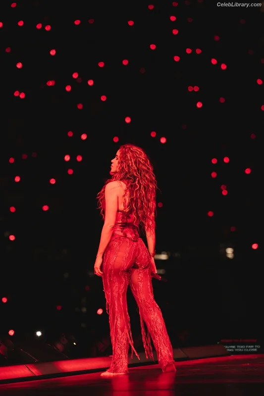 Shakira photo 6 of 1543