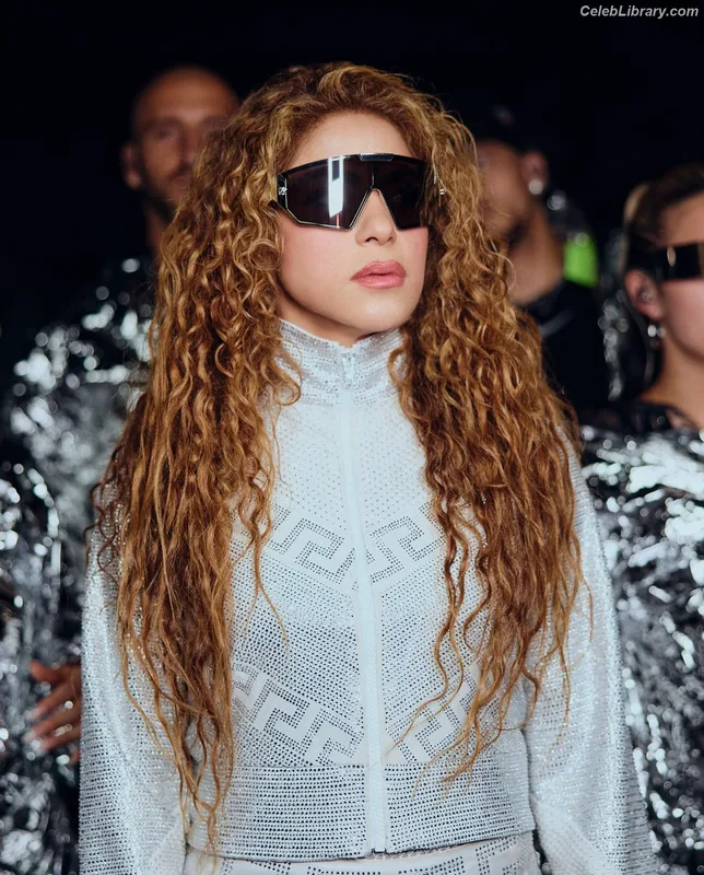 Shakira photo 7 of 1543