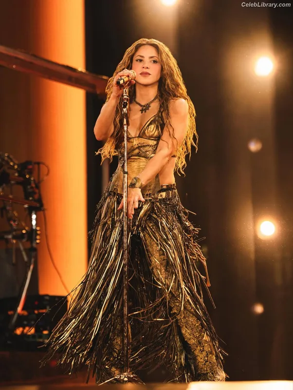 Shakira photo 12 of 1543