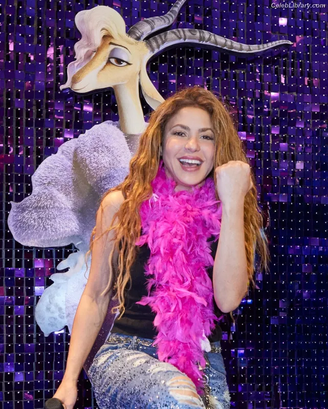 Shakira photo 13 of 1543