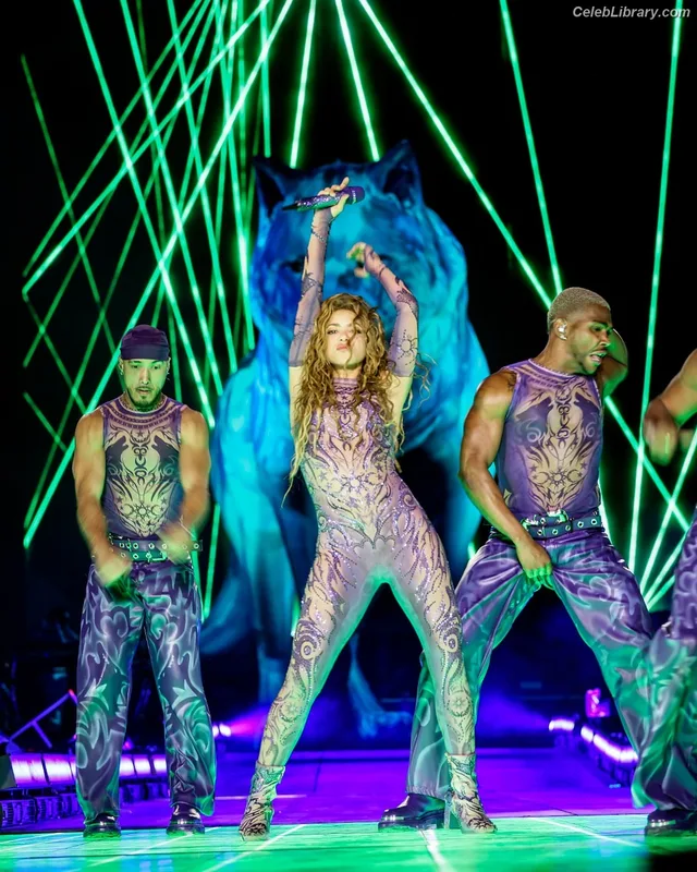 Shakira photo 14 of 1543