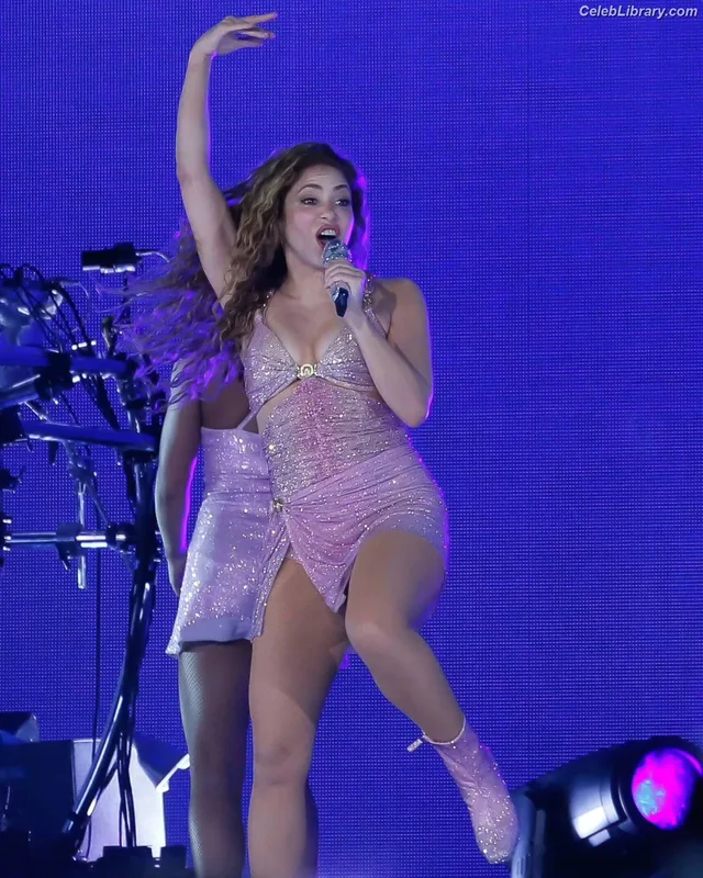 Shakira photo 21 of 1543