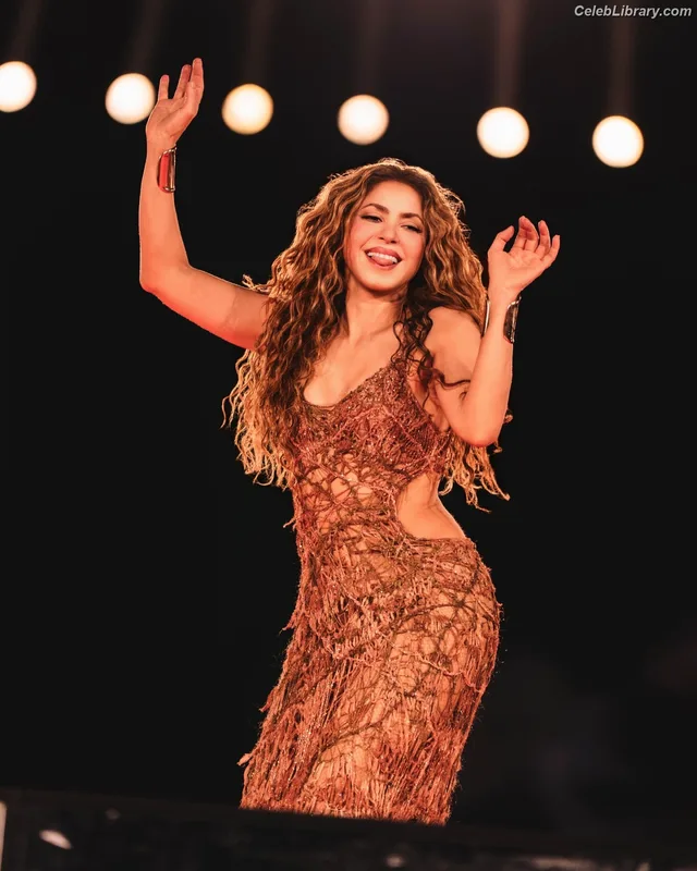 Shakira photo 1 of 1543
