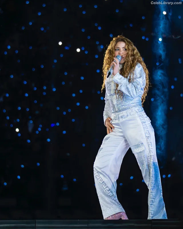 Shakira photo 2 of 1543