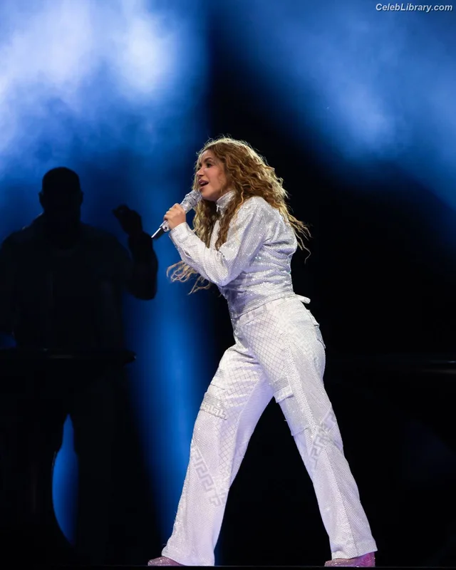 Shakira photo 5 of 1543