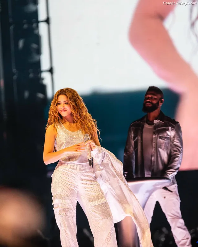 Shakira photo 13 of 1543