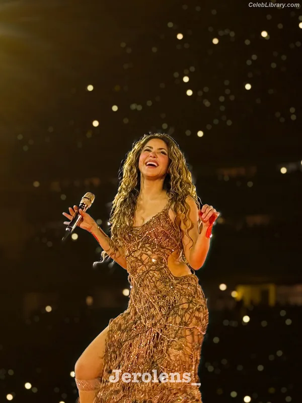 Shakira photo 24 of 1543