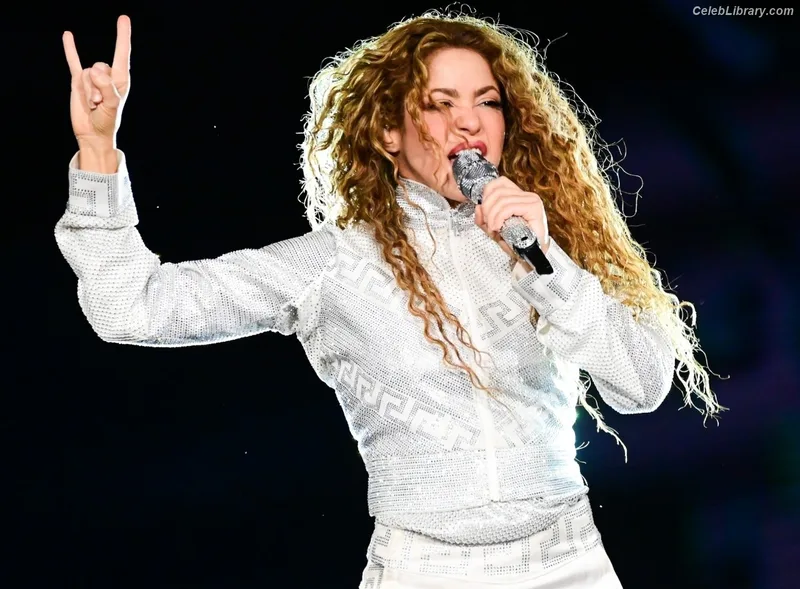 Shakira photo 1 of 1543