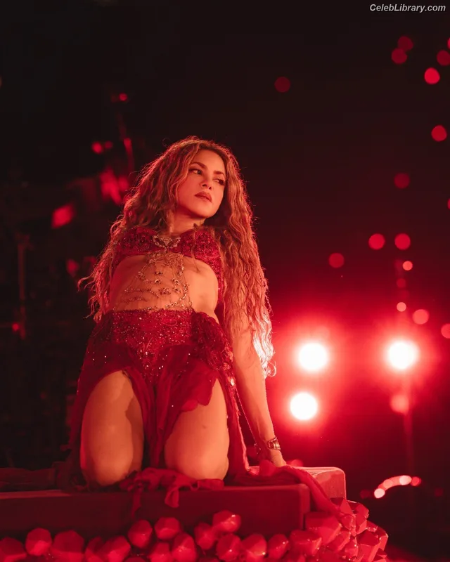 Shakira photo 2 of 1543