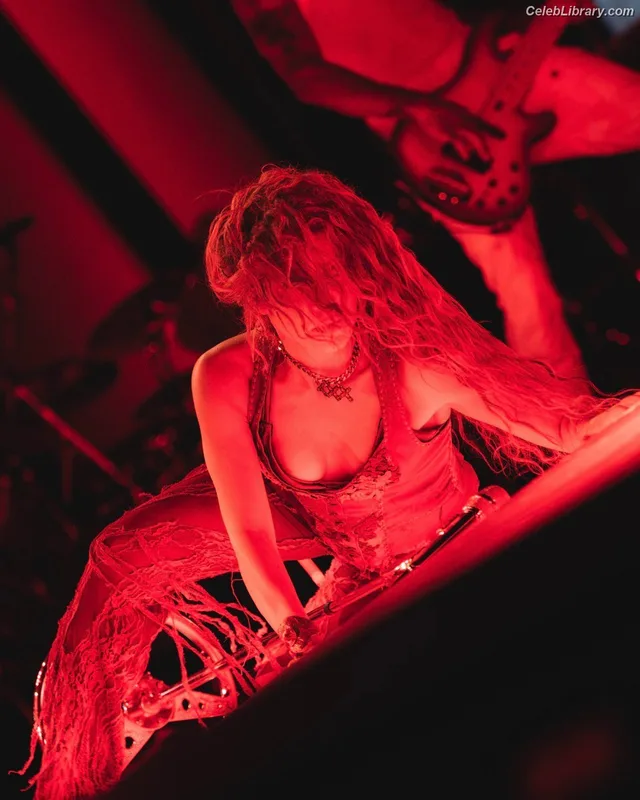 Shakira photo 3 of 1543
