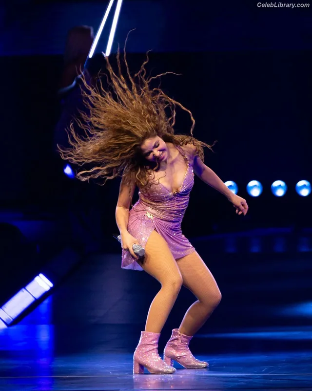 Shakira photo 8 of 1543