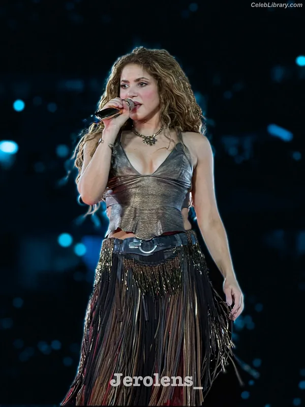 Shakira photo 13 of 1543