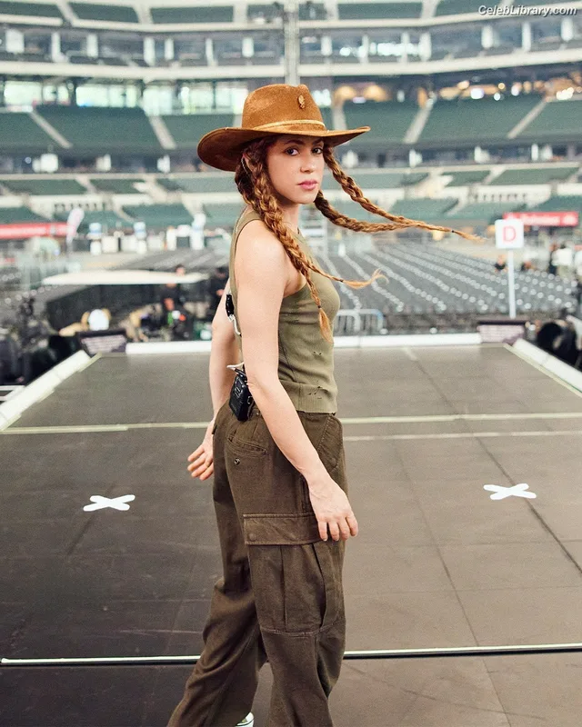 Shakira photo 18 of 1543
