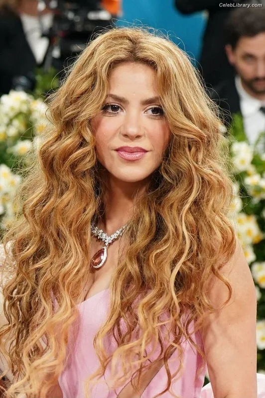 Shakira photo 23 of 1543