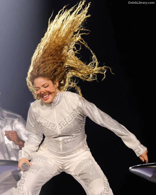 Shakira photo 6 of 1543