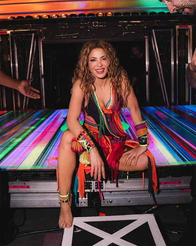 Shakira photo 7 of 1543
