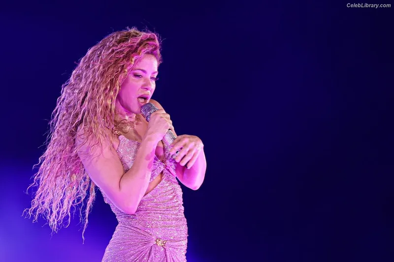 Shakira photo 8 of 1543