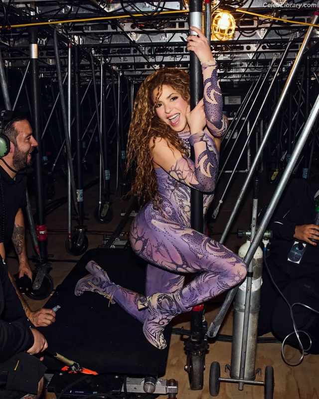 Shakira photo 15 of 1543