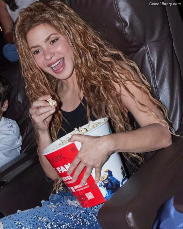 Shakira photo 16 of 1543