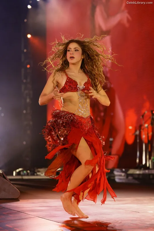 Shakira photo 6 of 1543
