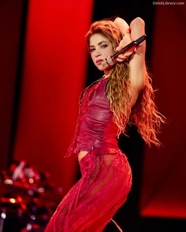 Shakira photo 10 of 1543