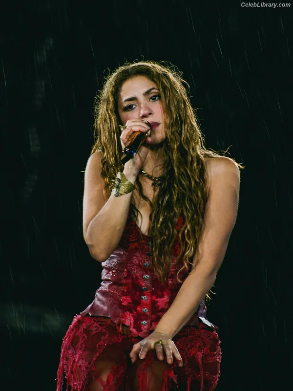 Shakira photo 12 of 1543