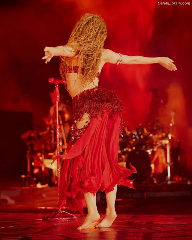 Shakira photo 13 of 1543