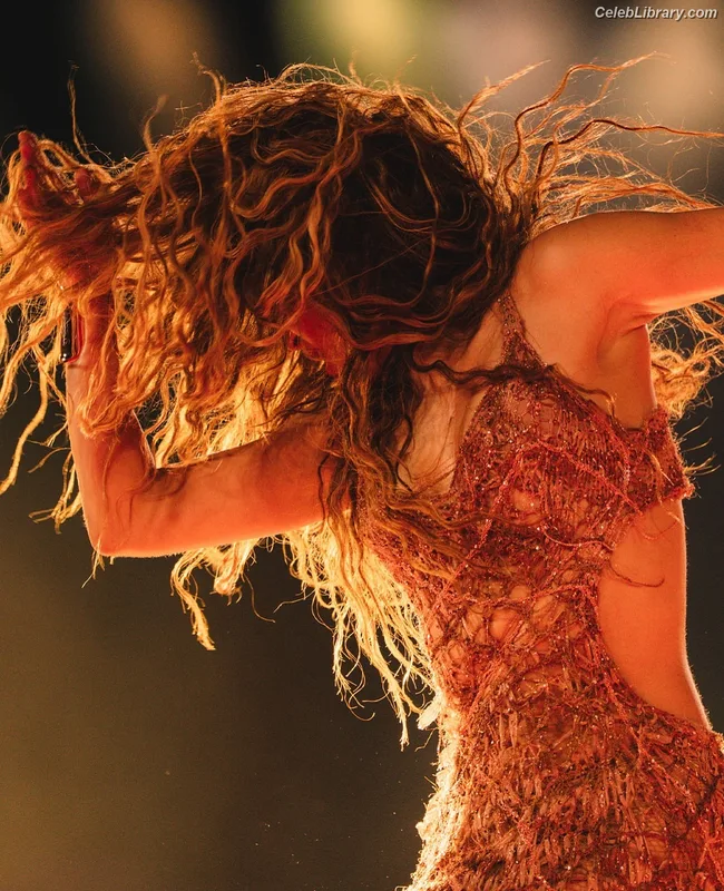 Shakira photo 15 of 1543