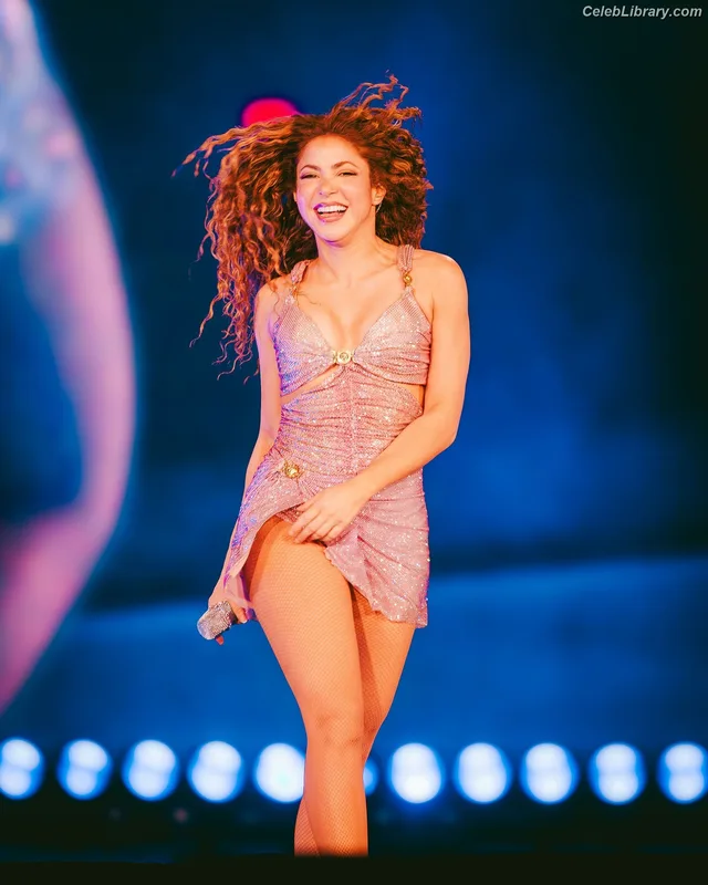 Shakira photo 17 of 1543