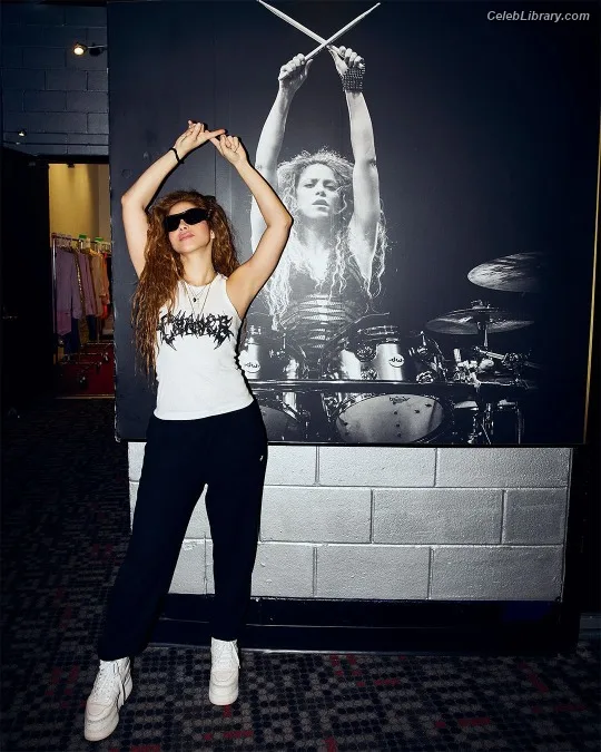 Shakira photo 23 of 1543