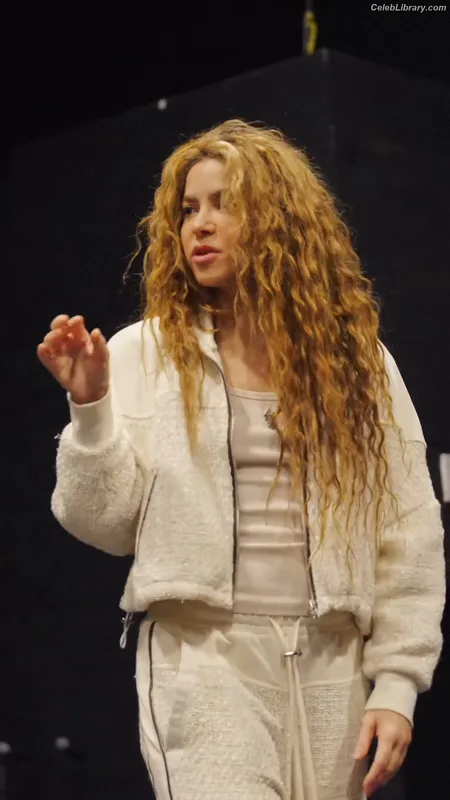 Shakira photo 24 of 1543