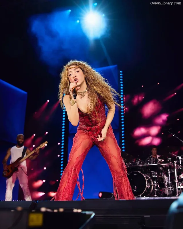 Shakira photo 3 of 1543
