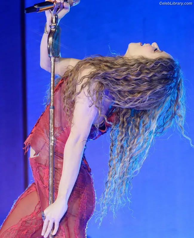 Shakira photo 13 of 1543