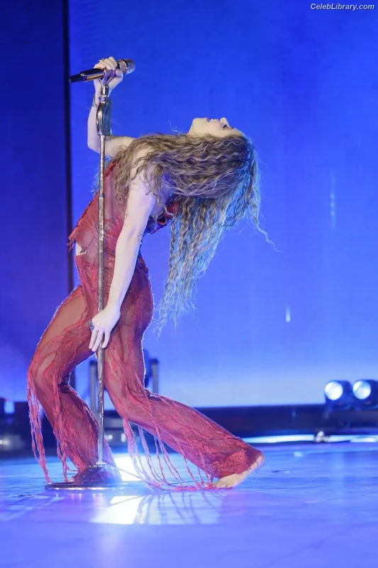 Shakira photo 22 of 1543