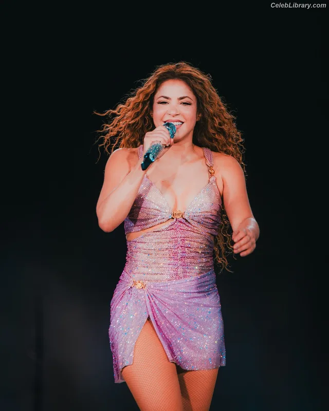 Shakira photo 23 of 1543