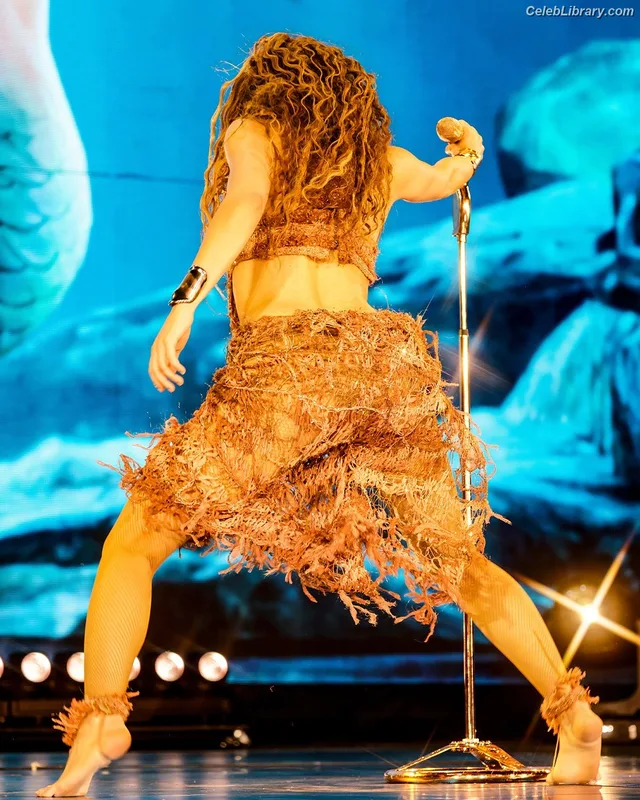Shakira photo 9 of 1543