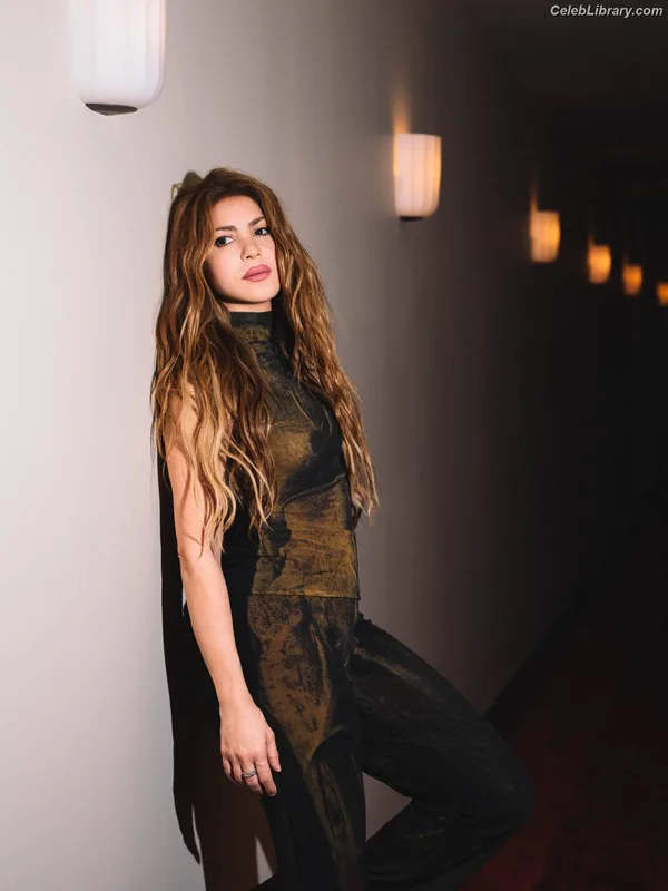Shakira photo 12 of 1543