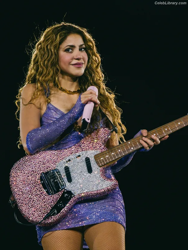 Shakira photo 18 of 1543