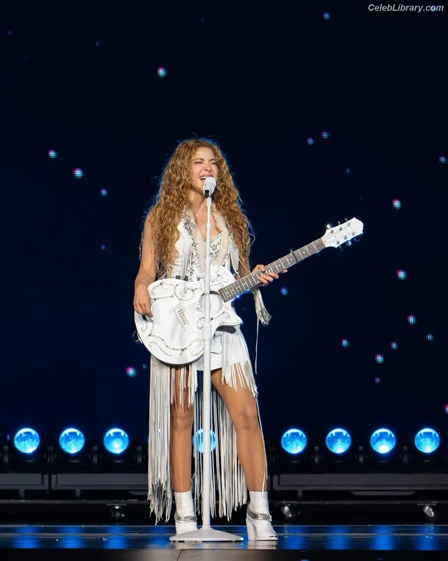 Shakira photo 19 of 1543