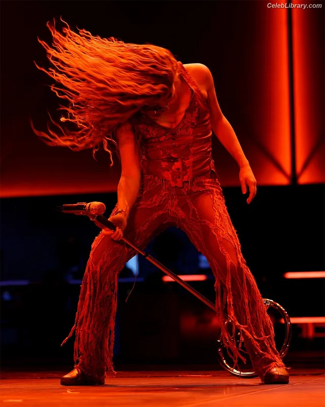 Shakira photo 1 of 1543