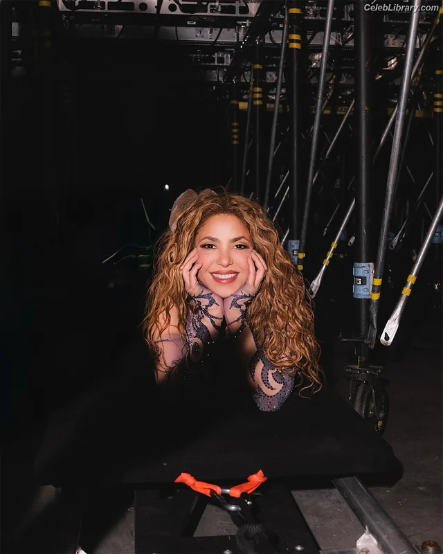Shakira photo 7 of 1543