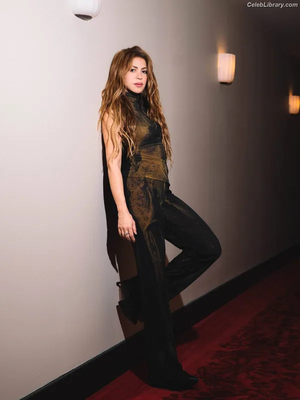 Shakira photo 10 of 1543