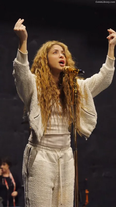 Shakira photo 15 of 1543