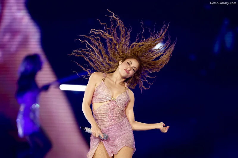 Shakira photo 6 of 1543