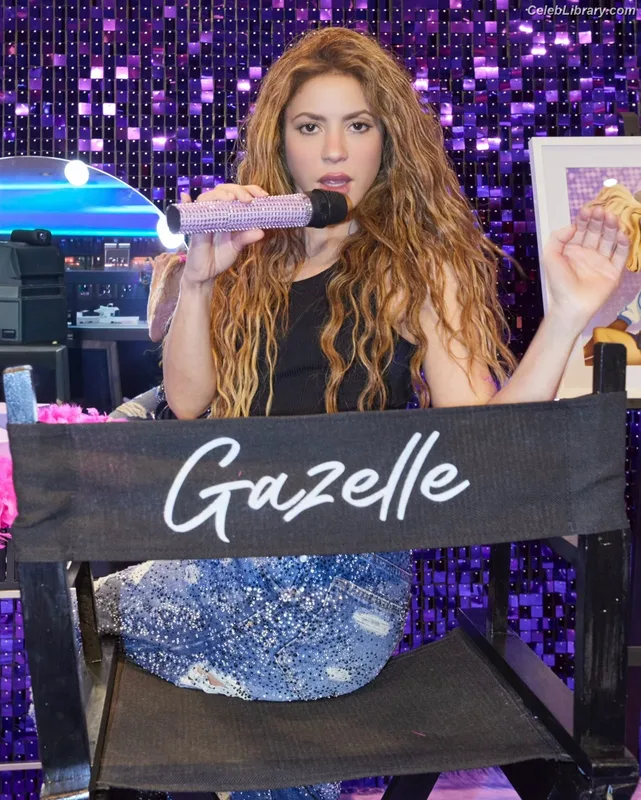 Shakira photo 9 of 1543