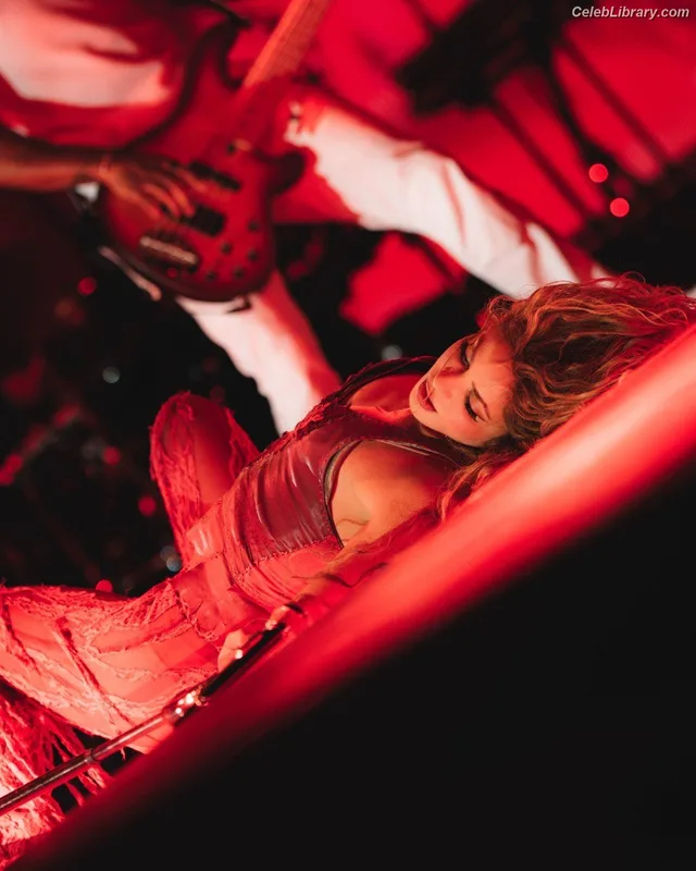 Shakira photo 10 of 1543